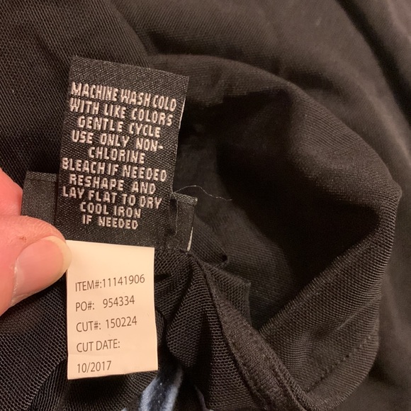 Torrid BLACK & NAVY VELVET MESH TANK. Great condition 
Item  11141906 - Picture 7 of 7